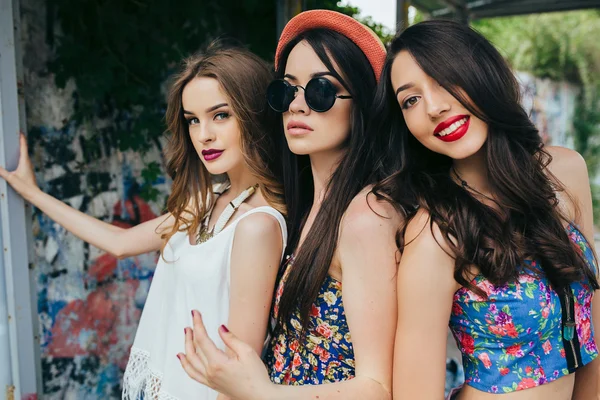 Drei schöne junge Mädchen an der Bushaltestelle — Stockfoto