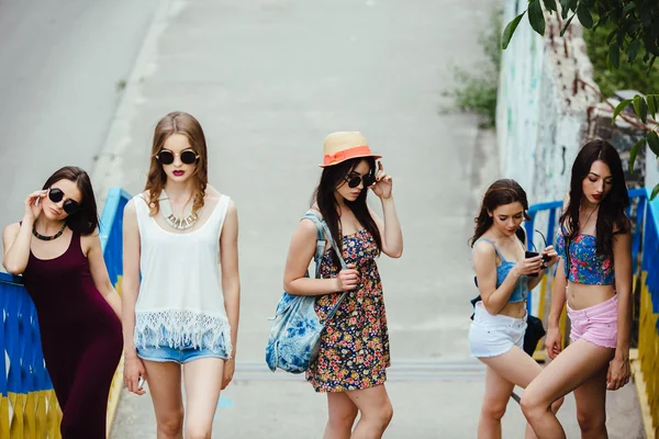 Cinco meninas bonitas jovens na cidade — Fotografia de Stock