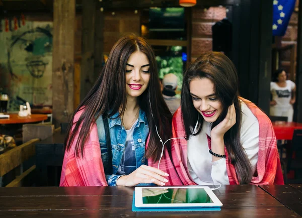 Dos amigos cercanos viendo algo en una tableta — Foto de Stock