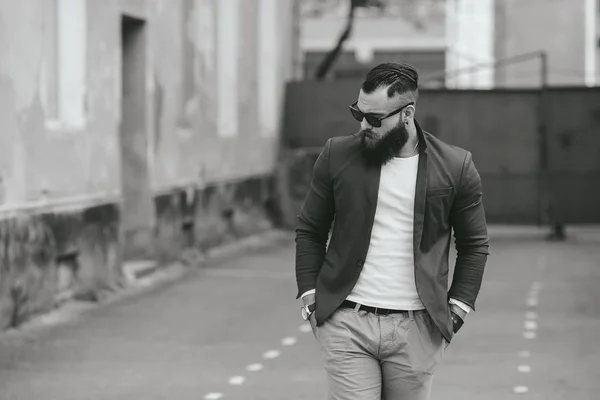 Homem barbudo elegante caminha pela cidade — Fotografia de Stock