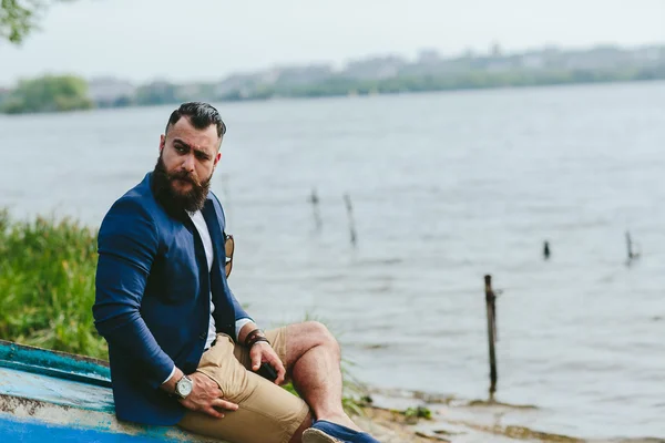 American Bearded Man mira en la orilla del río —  Fotos de Stock