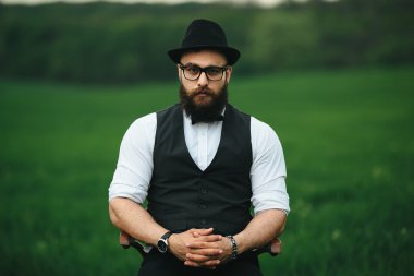 bir sakallı adam alanında düşünme