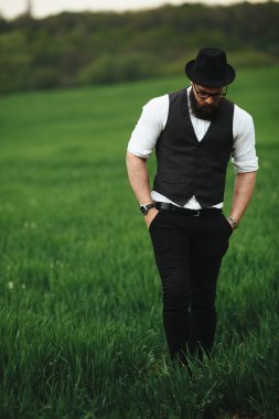 adam bir sakal ve sahada yürüyüş güneş gözlüğü