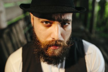 adam bir hangara bastırılmış ışık ile