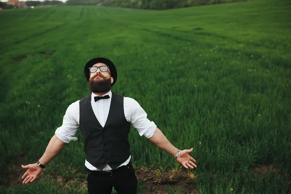 Людина з бородою, думаючи в полі — стокове фото