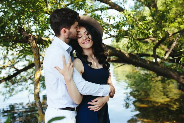 Man and woman at the lake — Stock Photo, Image