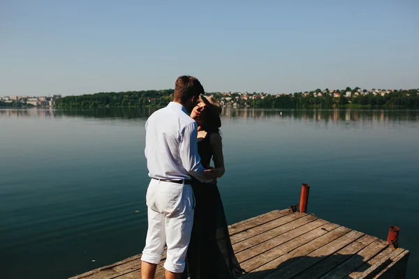 Couple spends time on the wooden pier — Stock Photo, Image