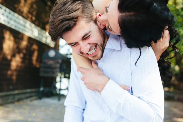 Vrouw haar vriendje van achteren omhelzen — Stockfoto