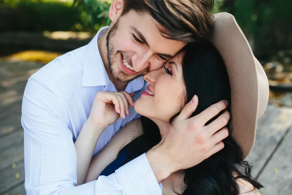 Man embracing his girlfriend — Stock Photo, Image