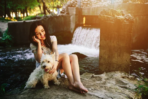 Fille jouer avec un chien — Photo