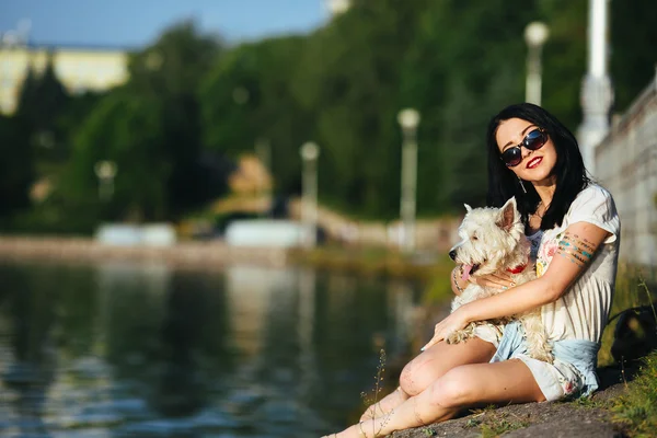 Menina com um cão no lago — Fotografia de Stock