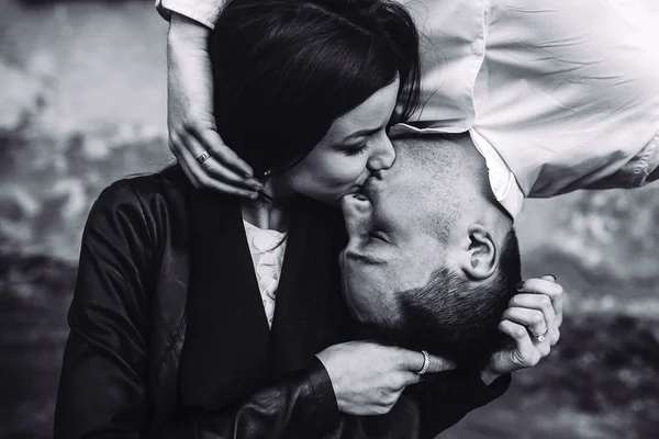 Casal beijo de lado para baixo — Fotografia de Stock