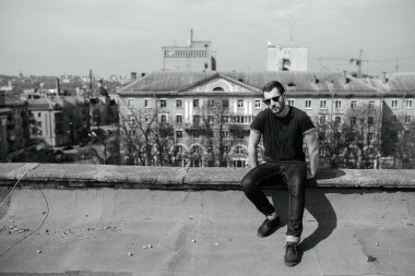 Selvedge kotla poz veren kendinden emin bir adam.