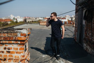 Selvedge kotla poz veren kendinden emin bir adam.