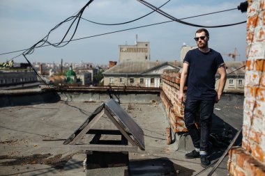 Selvedge kotla poz veren kendinden emin bir adam.