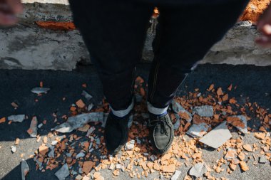 Selvedge kotla poz veren kendinden emin bir adam.