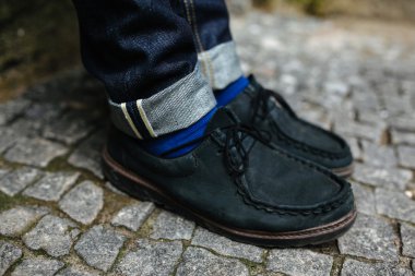 Selvedge kotla poz veren kendinden emin bir adam.