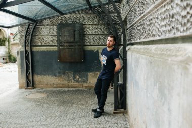 Selvedge kotla poz veren kendinden emin bir adam.