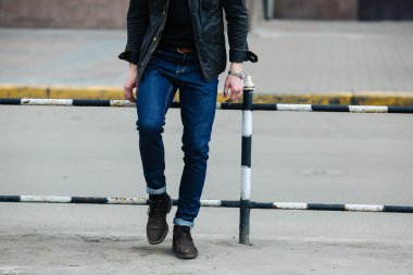 Selvedge kotla poz veren kendinden emin bir adam.