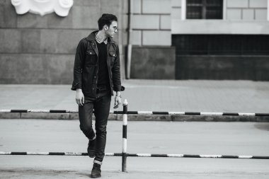 Selvedge kotla poz veren kendinden emin bir adam.
