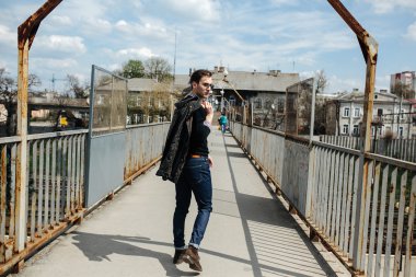 Selvedge kotla poz veren kendinden emin bir adam.
