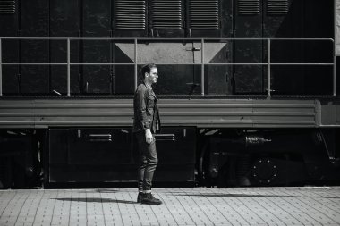 Selvedge kotla poz veren kendinden emin bir adam.