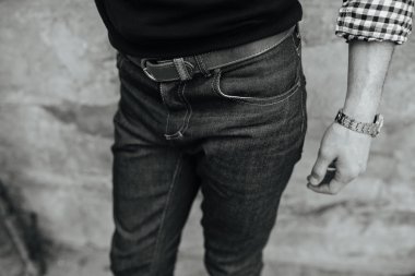 Selvedge kotla poz veren kendinden emin bir adam.