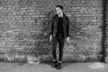 Selvedge kotla poz veren kendinden emin bir adam.