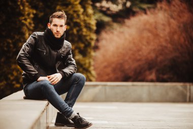 Selvedge kotla poz veren kendinden emin bir adam.