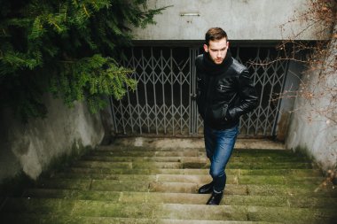 Selvedge kotla poz veren kendinden emin bir adam.