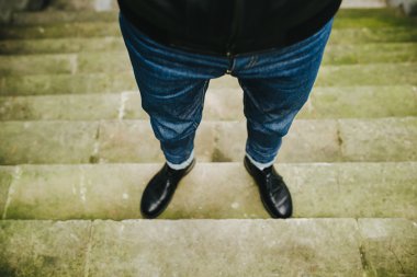 Selvedge kotla poz veren kendinden emin bir adam.