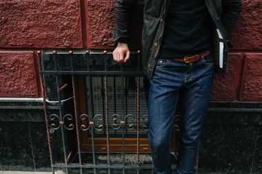 Selvedge kotla poz veren kendinden emin bir adam.