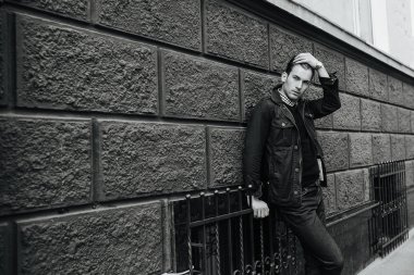 Selvedge kotla poz veren kendinden emin bir adam.