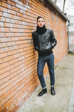 Selvedge kotla poz veren kendinden emin bir adam.