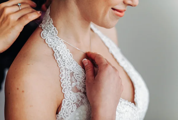 Cameriera d'onore aiutare la sposa con il suo vestito — Foto Stock