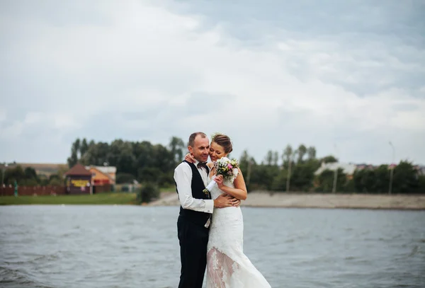 Pareja en muelle — Foto de Stock