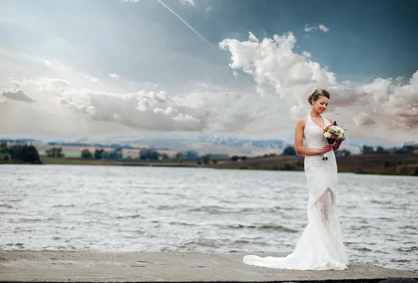 Novia en el lago — Foto de Stock