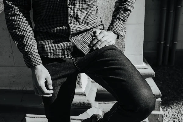 Нижнє тіло чоловіків одягнене у плетені джинси — стокове фото