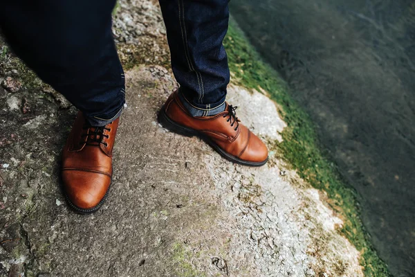 Pieds d'hommes en jeans lisière et chaussures rétro — Photo
