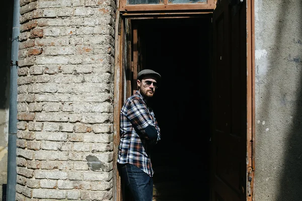 Zelfverzekerde man poserend in zelfverzekerde jeans — Stockfoto