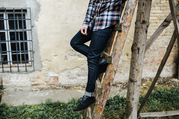 Självsäker man poserar i självsäkra jeans — Stockfoto