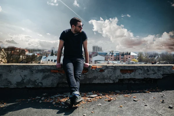 Hombre confiado posando en pantalones vaqueros — Foto de Stock