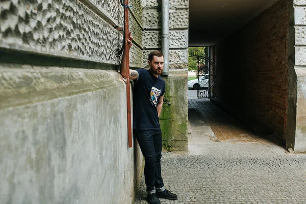 Homem confiante posando em jeans selvedge — Fotografia de Stock