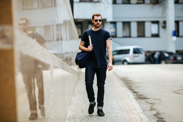 Uomo sicuro di sé posa in jeans cimosa — Foto Stock