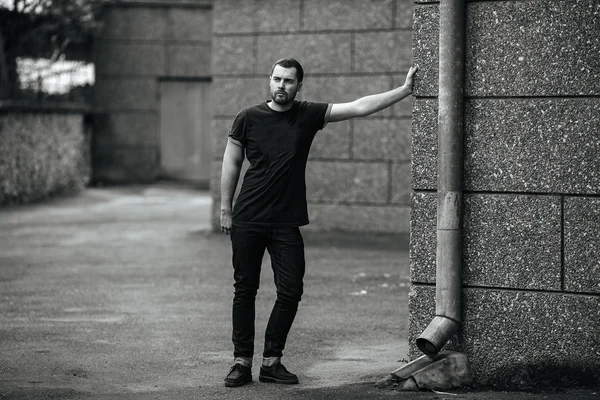 Homem confiante posando em jeans selvedge — Fotografia de Stock