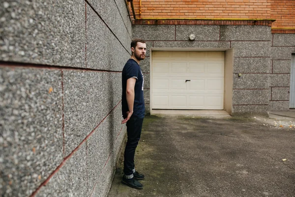 Homem confiante posando em jeans selvedge — Fotografia de Stock