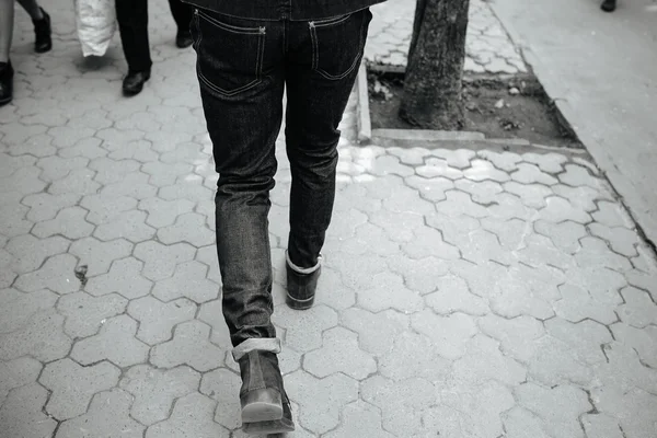 Uomo sicuro di sé posa in jeans cimosa — Foto Stock