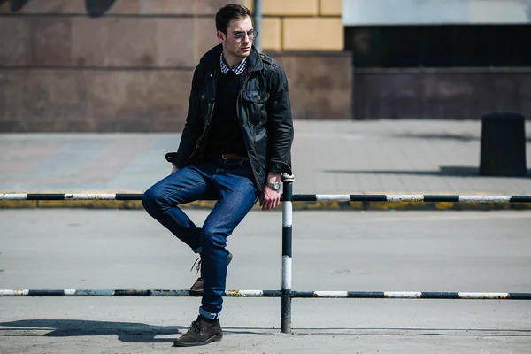 Uomo sicuro di sé posa in jeans cimosa — Foto Stock