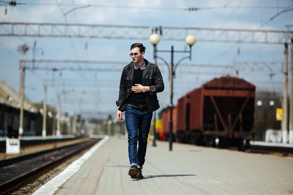 Zelfverzekerde man poserend in zelfverzekerde jeans — Stockfoto