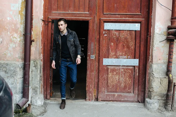 Homem confiante posando em jeans selvedge — Fotografia de Stock